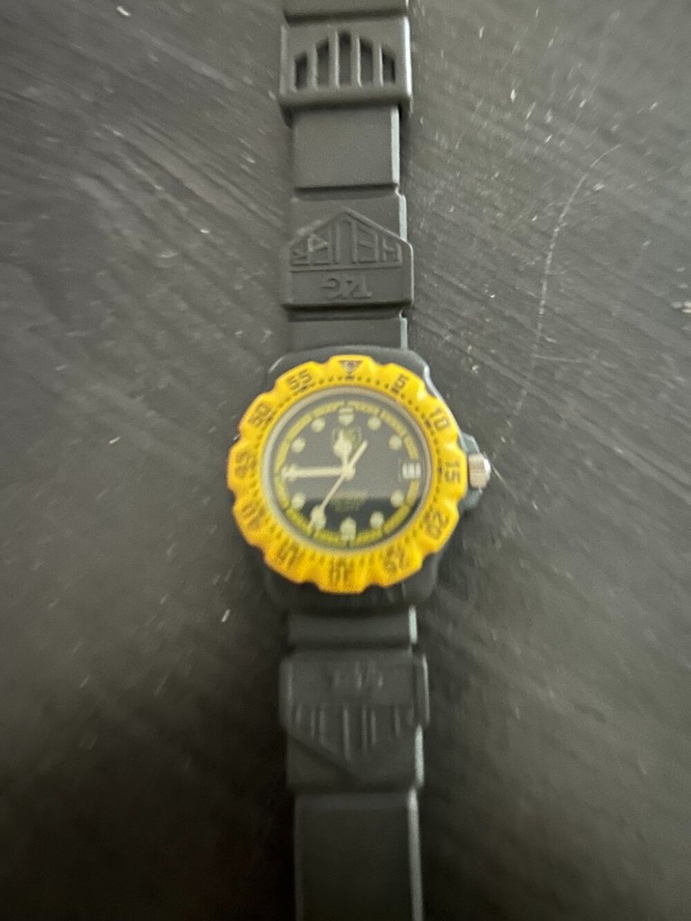 Vintage Tag Heuer Mens Formula 1 Professional Quartz Round Dial Wristwatch Works
